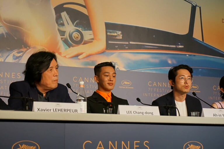 『バーニング』の監督イ・チャンドン、主演のユ・アイン(『ベテラン』)と、アメドラ「ウォーキング・デッド」で人気のスティーヴン・ユァン。米国育ちのスティーヴンは、韓国語での演技はほぼ初めて。