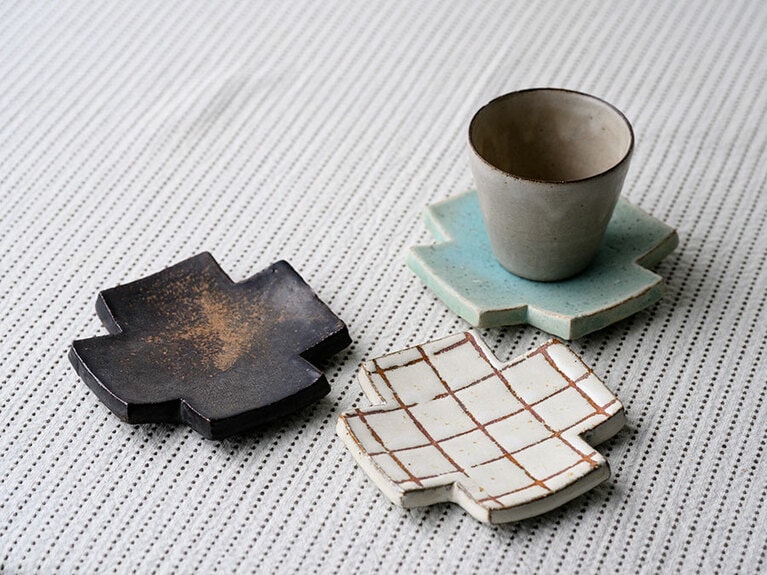 ピクルスやオリーブなどをちょっとのせたり、あるいはアクセサリー置きにしてみたり。