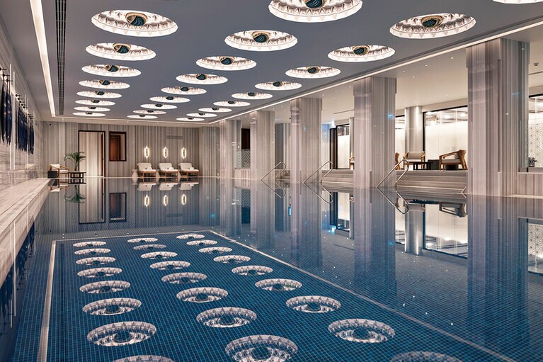 宿泊者専用の屋内プール。