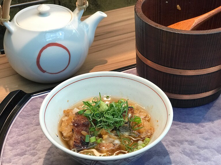 ここで熱々のお出汁を持ってきてもらい、3膳目はお茶漬けにしていただく。