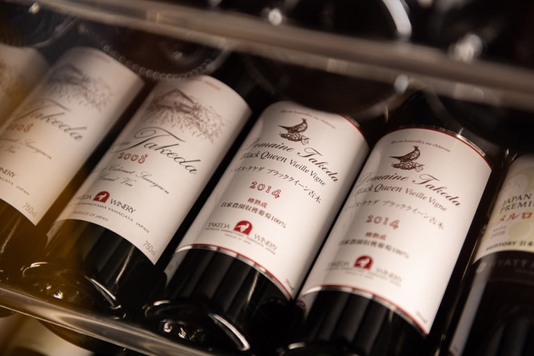 ワインセラーにずらりと並ぶ日本ワイン。