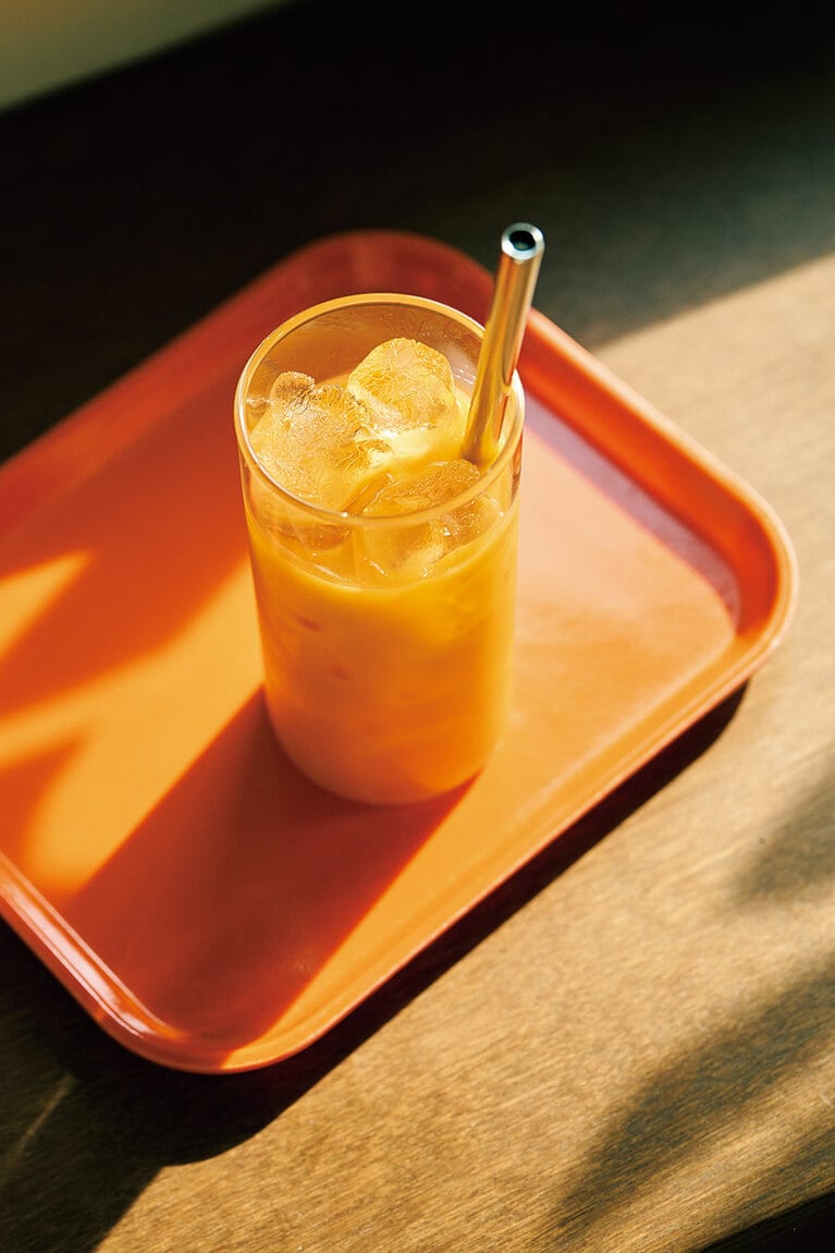 挟才海水浴場そばにあるカフェ「スモールホルダー」。コーヒーの焙煎も行うオーナーのイ・ギチョルさんが営むハルラボン農園「キョンチョン農園」のハルラボンジュース（W6,000）は濃厚で美味。