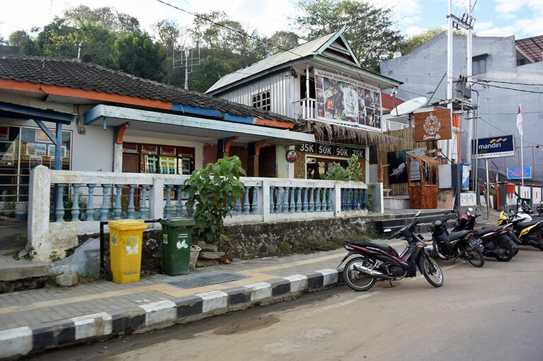 ラブハンバジョの繁華街。変わった場所は多いけれど、変わらない場所もありました。