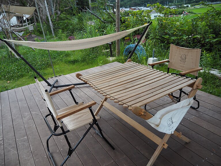 テントの外には、チェアやハンモックを備えた専用デッキが。思い思いの時間を過ごせます。