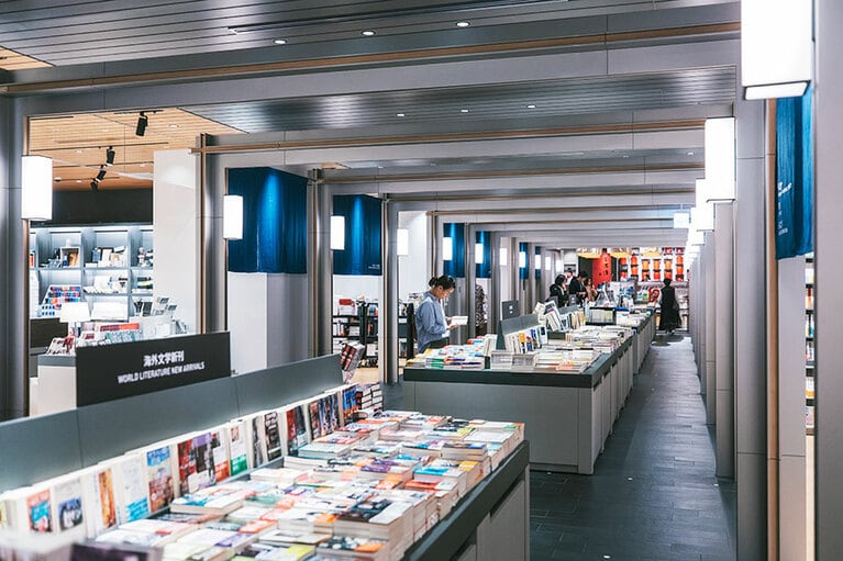 (A) 古い江戸の街並みからインスピレーションを受けてデザインされたフロア。書籍や雑貨を販売するほか飲食店、来店者体験型の工房などがある。