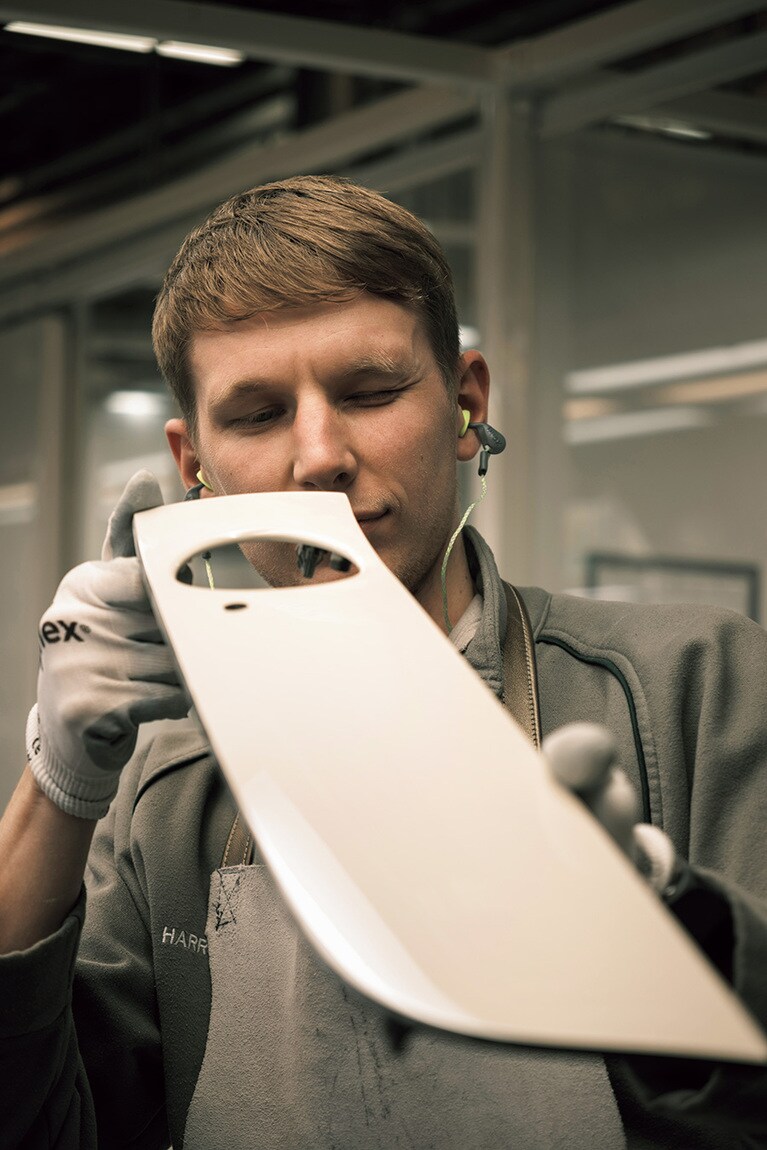 研磨担当のハリー・ウォーカーさんは、祖父、父と3世代にわたりファクトリーで働いている。ベントレーでは16歳から研修生を受け入れ技術の継承を行っている。