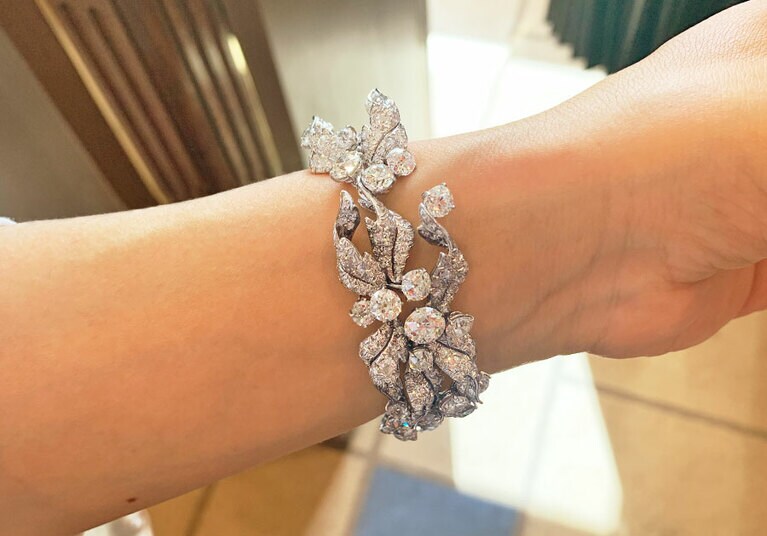 世界のセレブに愛されるデイヴィッド・ウエッブのダイヤモンドブレスレット。予想落札価格は約448万円～672万円。編集部員Kが試着させてもらったところ、その重厚感とは裏腹な、肌になじむ優しい付け心地。「卓越した技で作られたジュエリーって凄い」と、やや鳥肌が。