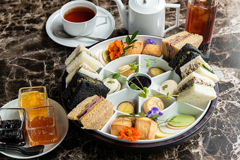 dunhill Bar オリジナル アフタヌーンティーセット 2名分 8,000円(ドリンク付き)。