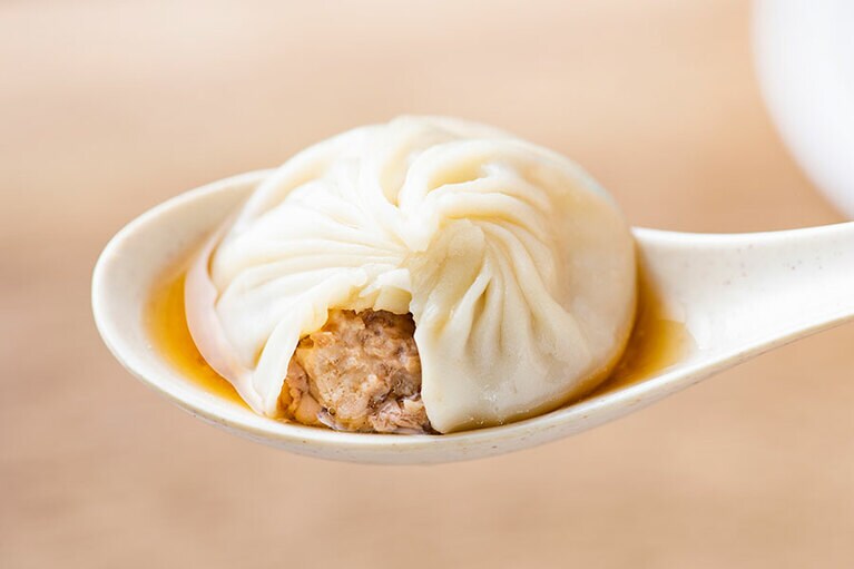 ［蘇杭點心店］自家製ソースを練り込んだ肉々しいあんがおいしさの秘密。もちもちの皮を破ると、5時間煮込んだ濃厚な鶏スープが溢れ出す。