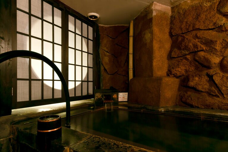 岩の壁に囲まれた貸し切り風呂・月灯の湯。お月見気分で入浴を。