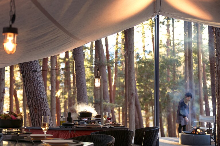 ディナーは焚火が灯る森の中のダイニング「フォレストキッチン」で。