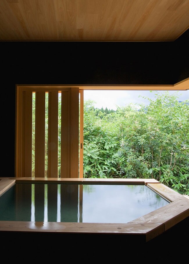 客室の半露天風呂のほか、貸切露天風呂やエステも癒やし度満点。