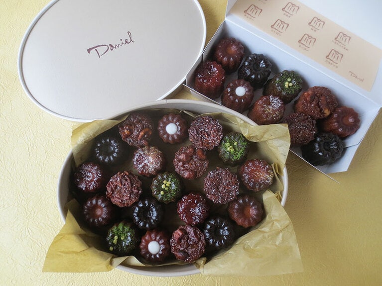 「カヌレ」10個入1,200円。20個入2,800円(ともに税込)。オンラインショップで購入可。