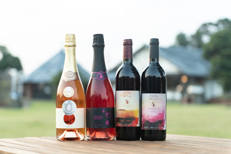 ラベルのロゴマークは、五島市に点在する教会の鐘、ブドウの蔓と実、五島の頭文字Gがモチーフ。