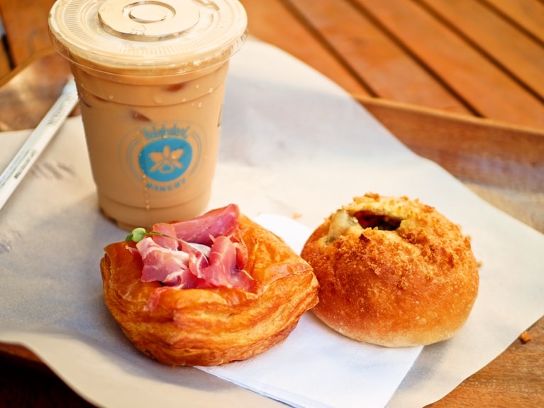 カレーパンは焼きタイプ。朝は行列ができることもめずらしくなく、甘いパンやスイーツも人気。