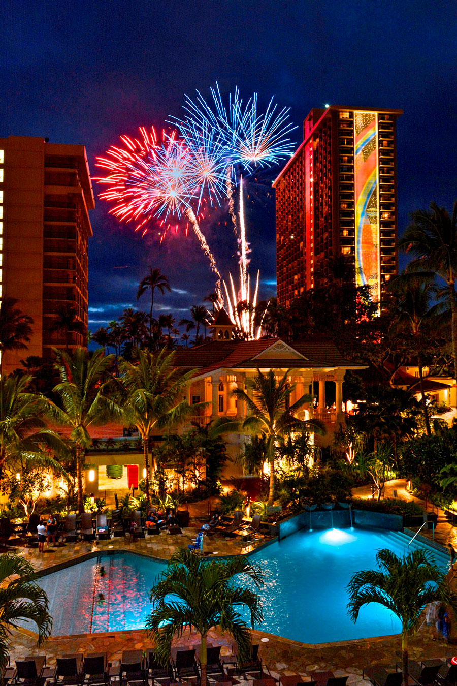 アロハフライデーを飾る花火は5分間。滞在中に是非一度は見ておかなきゃ。ⒸHilton Hawaiian Village Waikiki Beach Resort