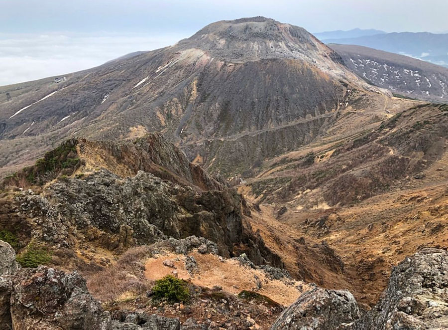 活火山らしく猛々しい山肌が印象的な茶臼岳（写真提供：平野）