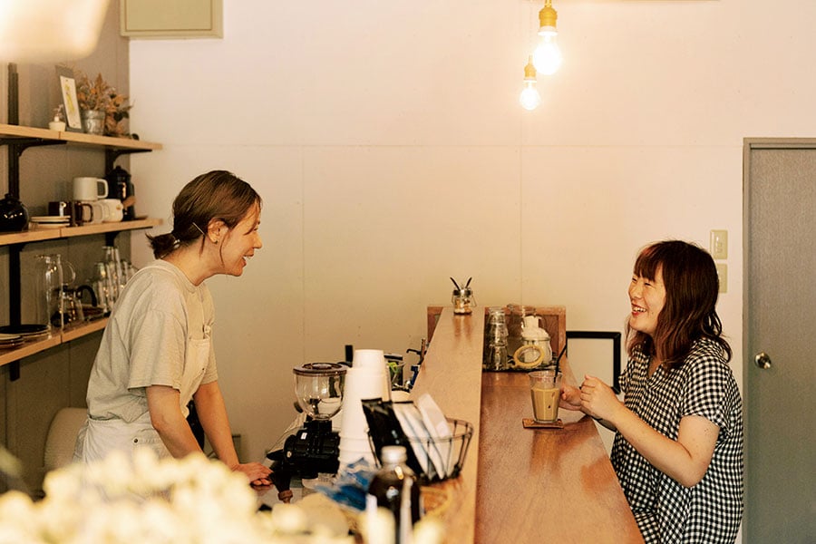 玉野の焙煎所の豆を使ったコーヒーが楽しめる。「店主の岡本真由子さんから地元の話を聞いたりも」●The Corner