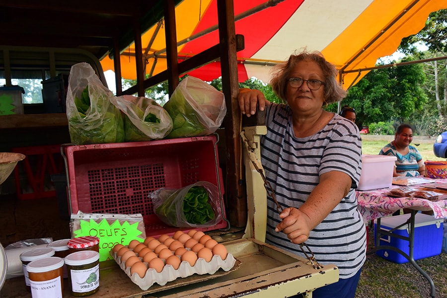 改装したトラックで野菜を販売している島民。