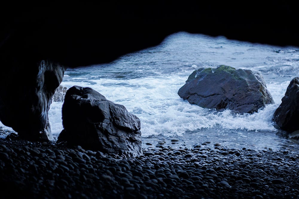 ホノホシ海岸。丸い石以外にも自然が作った岩のアートがあちこちに。