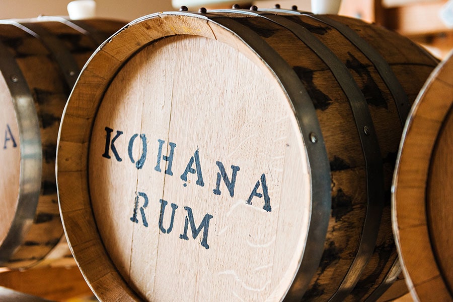 オアフ島クニアにある、蒸留した酒を熟成している樽。©︎Hawaii Tourism Authority（HTA）／John Hook