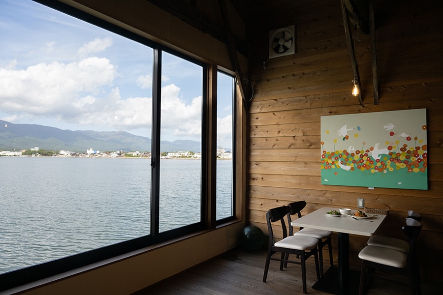 窓いっぱいに加茂湖が広がる光景は、緩やかに変化する大きな絵画を見ているよう。