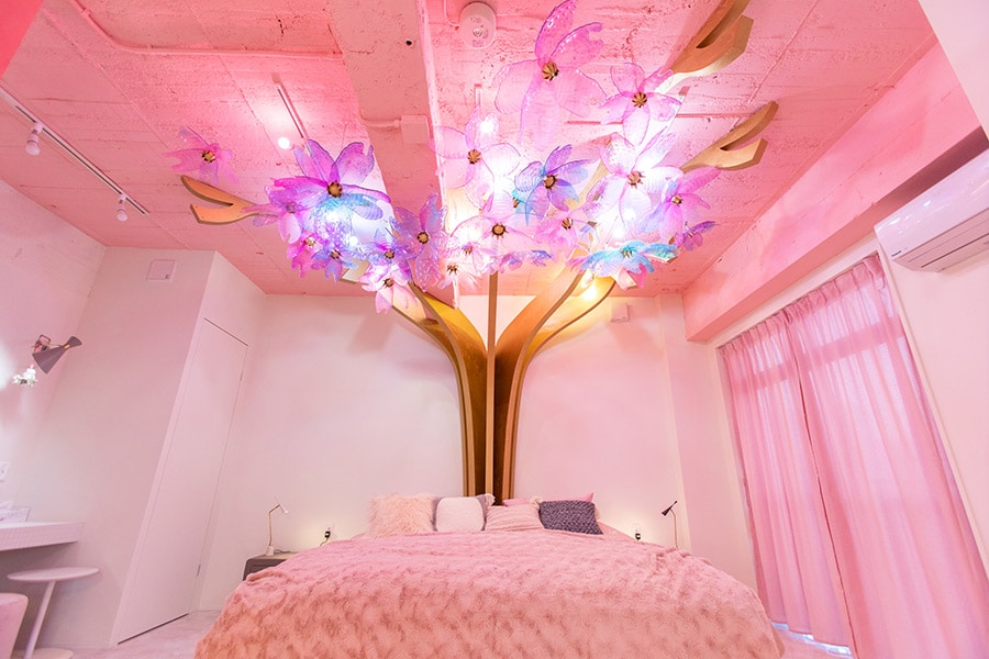 キングサイズの広々としたベッドに寝転がり、天井を見上げると桜の景色が広がる。