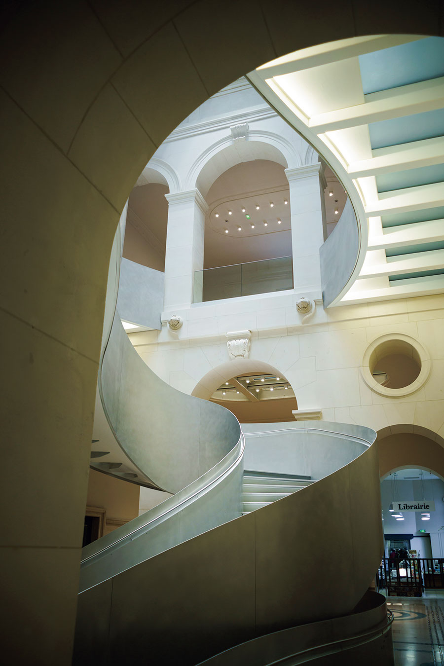 館の中央部分、21世紀の大改装を象徴する螺旋階段。