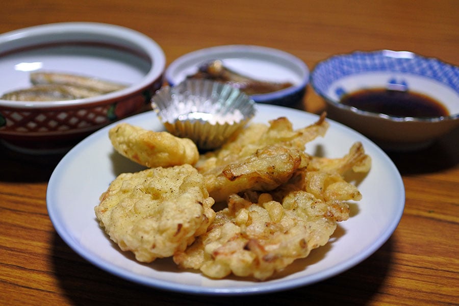 ゴリと玉ねぎの天ぷら、焼いたモロコの酢漬け。聞いたことのない名前の魚ばかり。