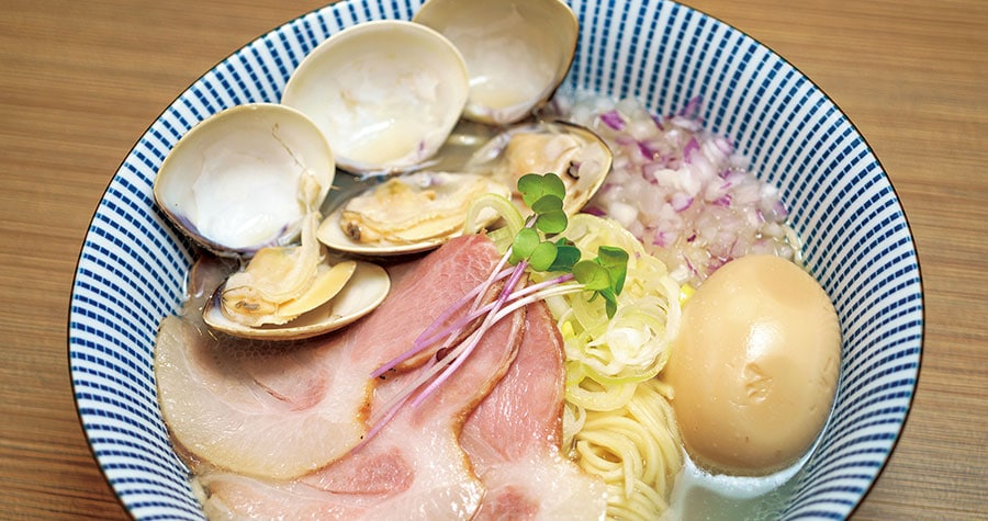 特製蛤らぁめん1,150円。北海道産小麦「きたほなみ」の全粒粉を使った特製細麺が、しっかりとスープにからむ。