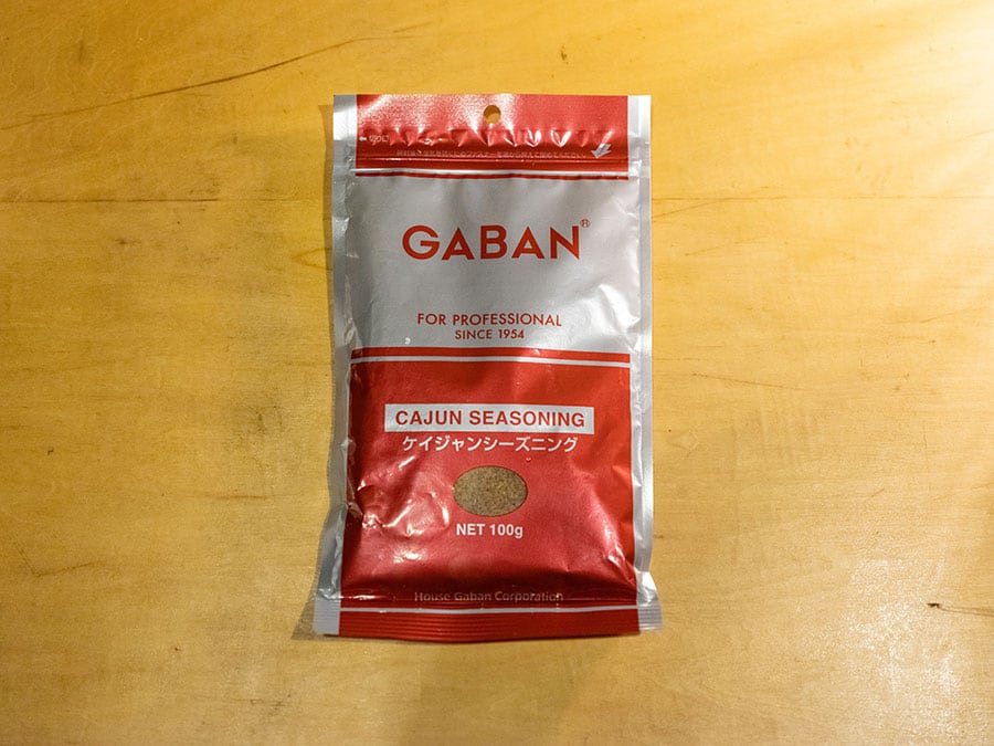 GABANのケイジャンシーズニング。これひとつで本格的な味に決まるので、アウトドアごはんにぴったり！