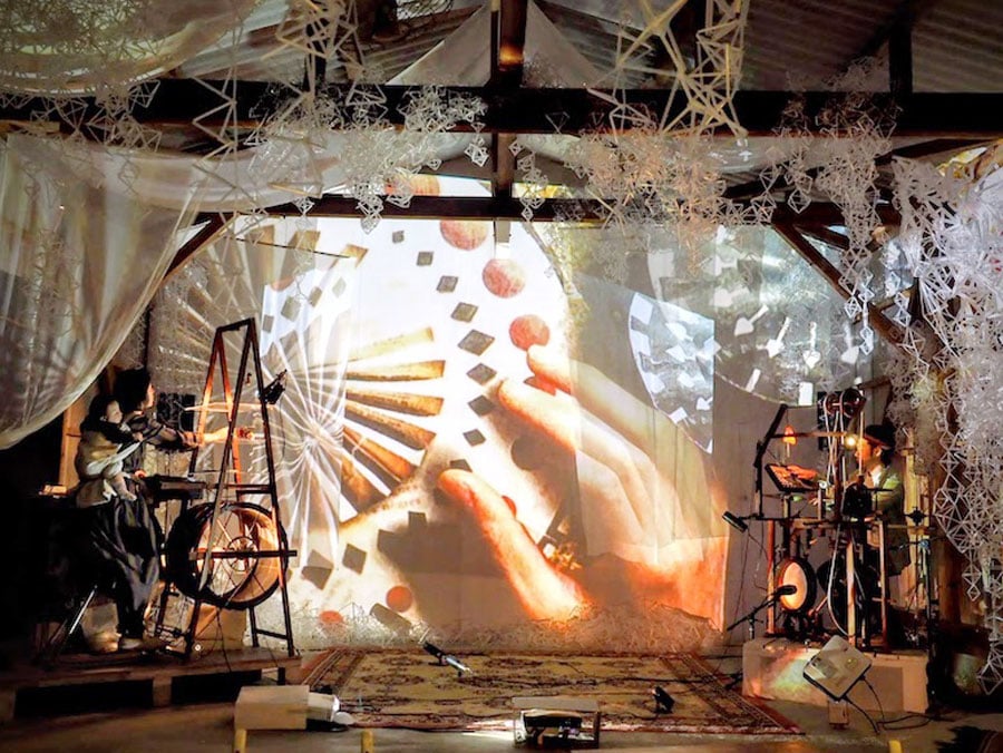 usaginingenのライブシネマショー。自作の映像機と楽器を使い、幻想的な世界を映像と音で表現。