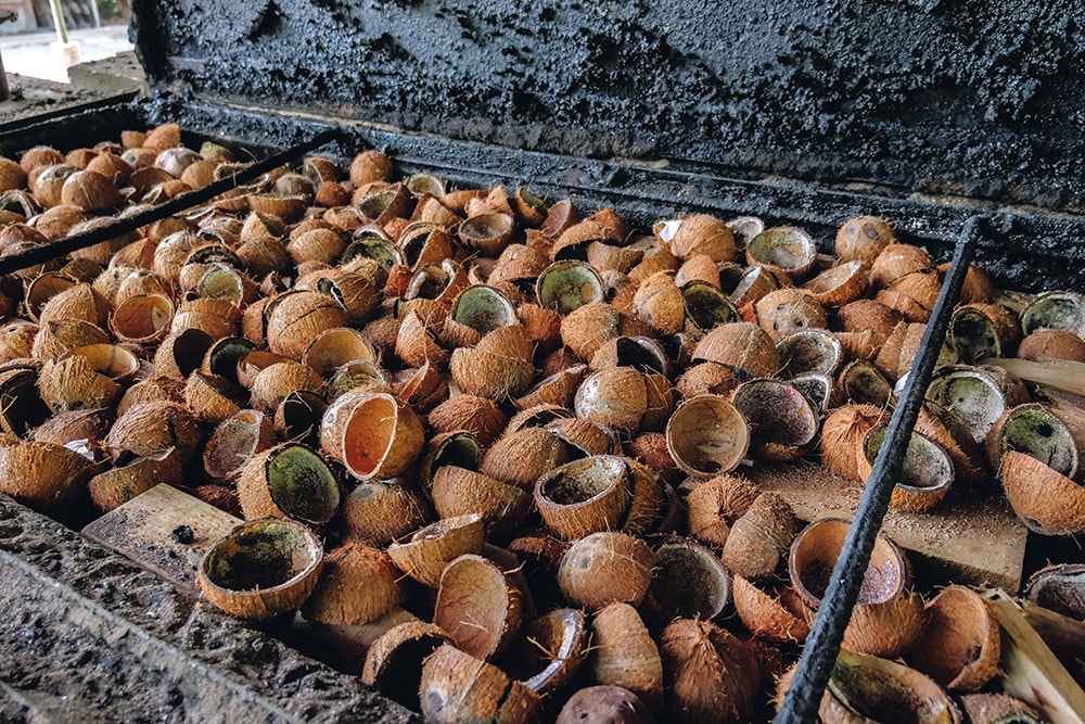 ココナッツの殻は木炭燃料に。ソネバフシのエコセンターでは2009年から特殊な窯を使って、ココナッツの殻から木炭を製造している。