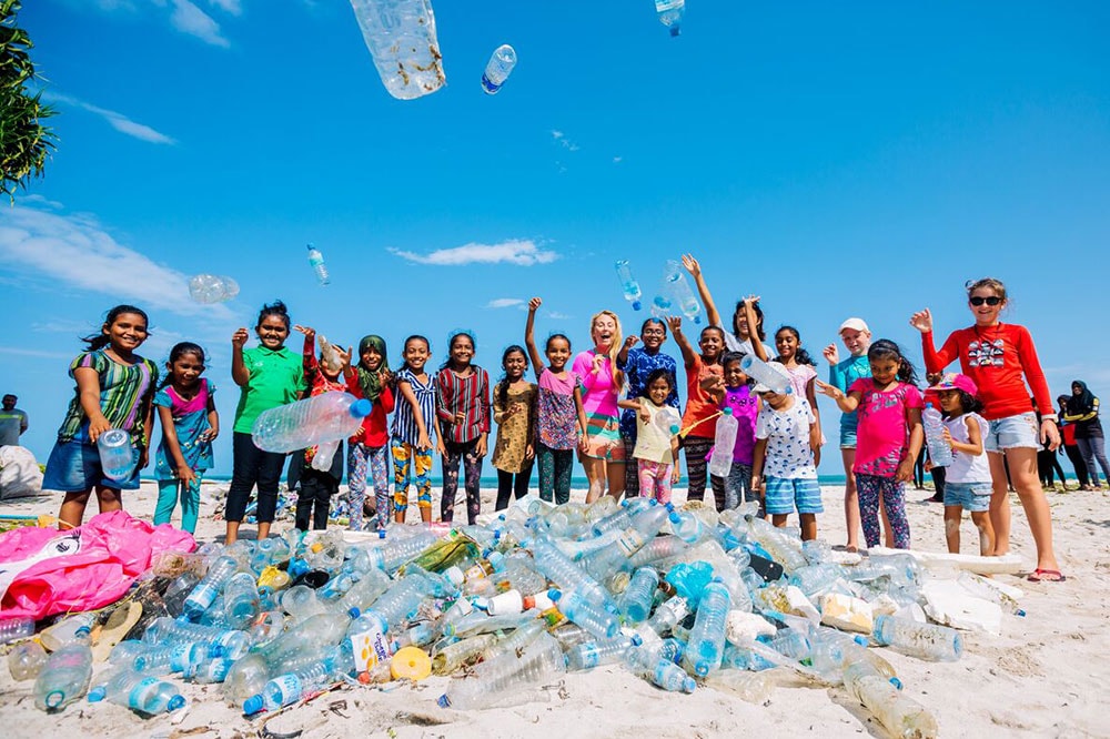 プラスチック回収で海洋保護の尊さを学ぶ。地元の子供たちを集めて、海岸のゴミ一斉清掃イベントを行いながら、海洋資源の保護やプラスチック問題について専門家がレクチャー。