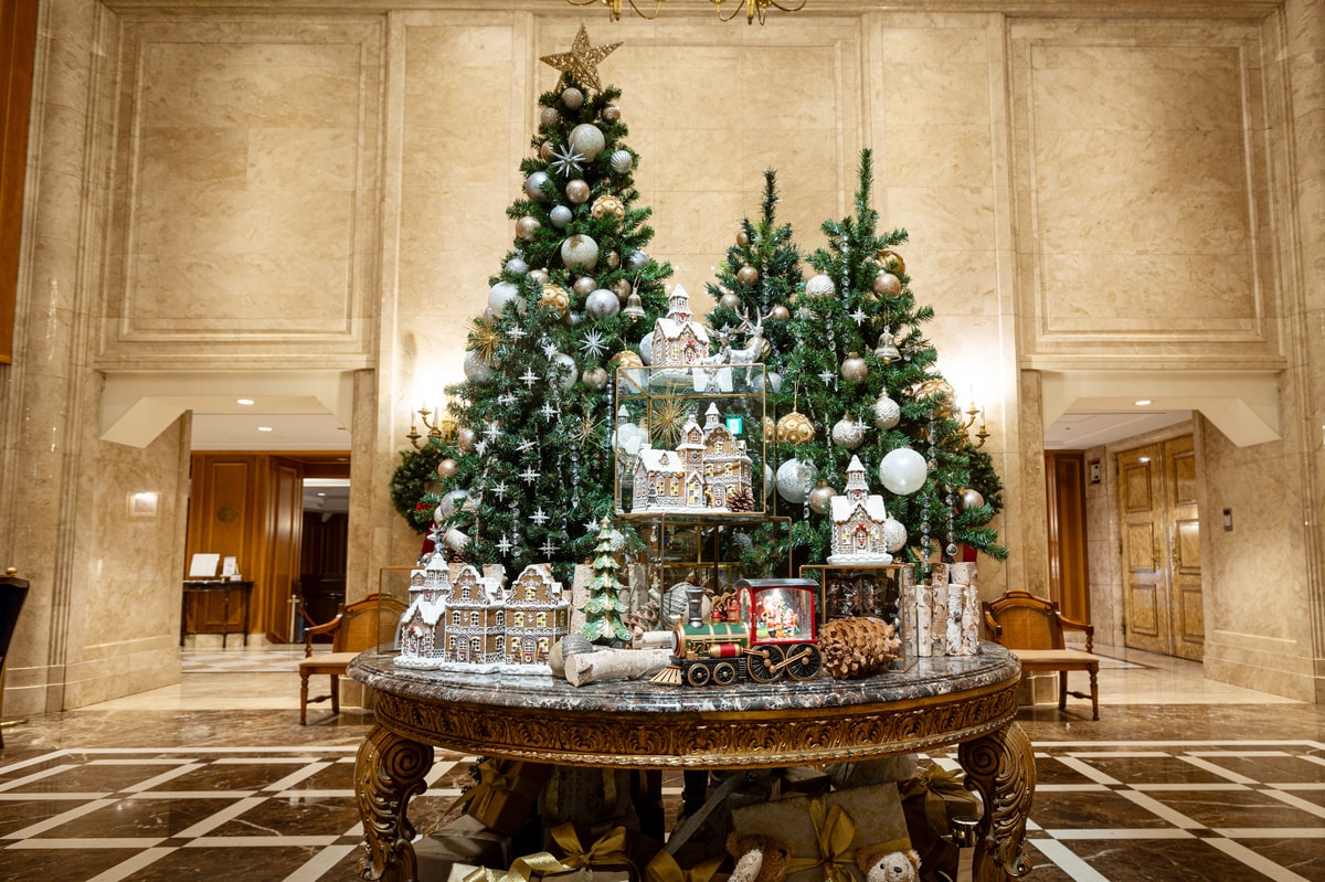 【ホテルニューグランドのクリスマスツリー】港町のクラシックホテルで過ごすファンタジックな聖夜 | ホテルのクリスマスツリー 2025 | 写真 ...