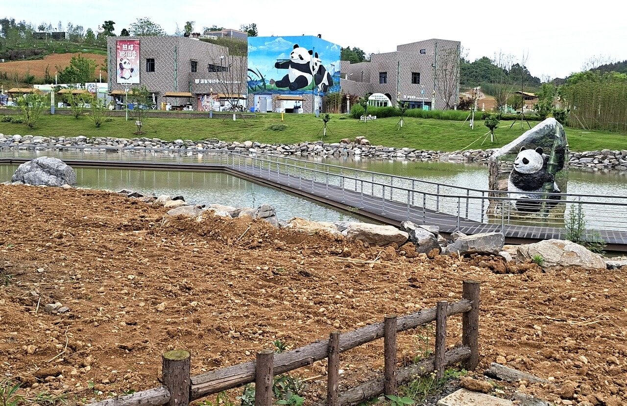 北川パンダ動植物園へ続く、舗装されていない道。（筆者撮影）
