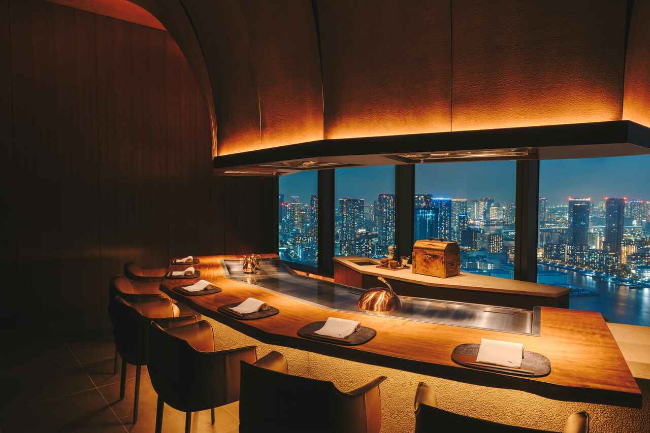 鉄板焼「燈辻（とつじ）」の店内。日本各地から厳選された銘柄牛を使用し、好みの部位をプライベートに保管できるサービス「ミートキープ」を提供。理想の熟成を施すことで、”ボトルキープ”ならぬ「ミートキープ」という贅沢なサービスが楽しめる。