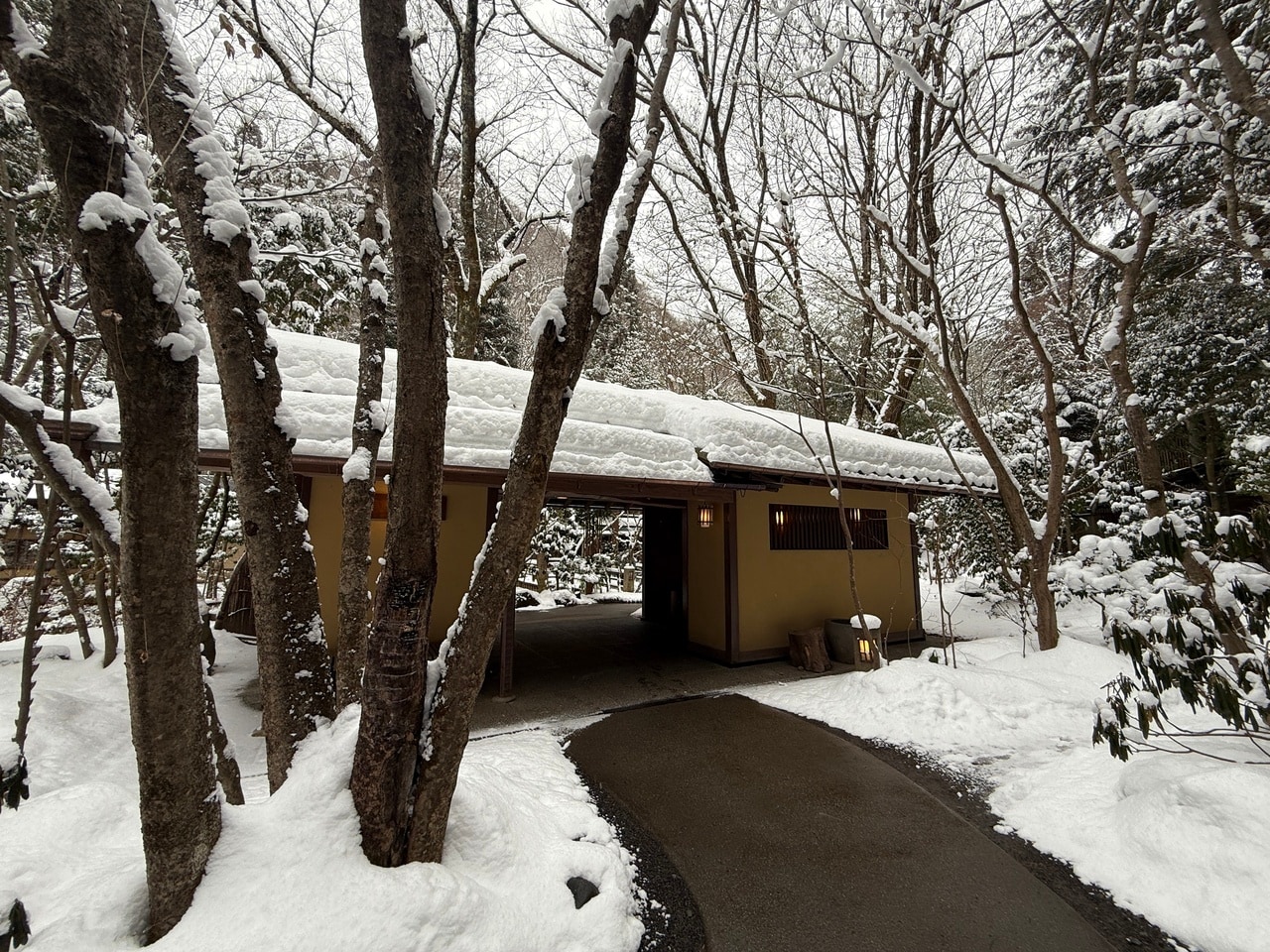 趣ある門を通って、宿の敷地へ誘われる。