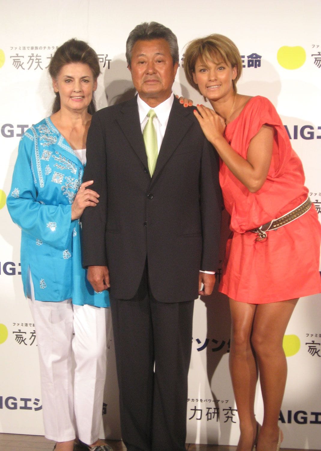 2010年当時の（左から）母・クラウディア、父・辰夫、娘・アンナ
