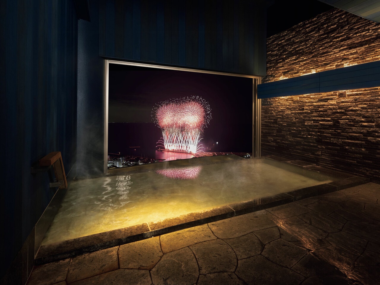 目の前に打ちあがる熱海海上花火大会では、重低音の響きまで体感。花火と熱海の夜景のコントラストも美しい。