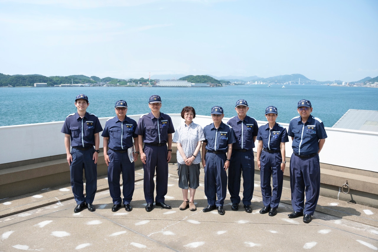 海の安全を守る海上保安庁の皆さんと関門海峡を背景に記念撮影。