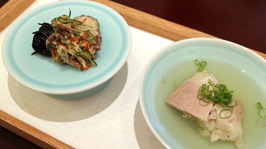 左・アワビとタコの和え物に、春雨をイカ墨で和えたものを添えて。右・豚肉の汁もの。