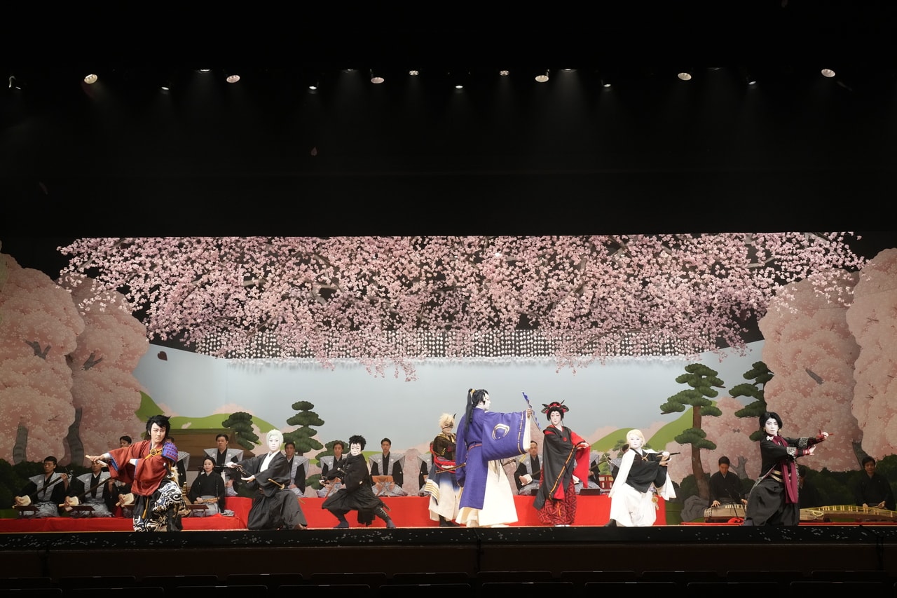 桜と共に踊る場面。