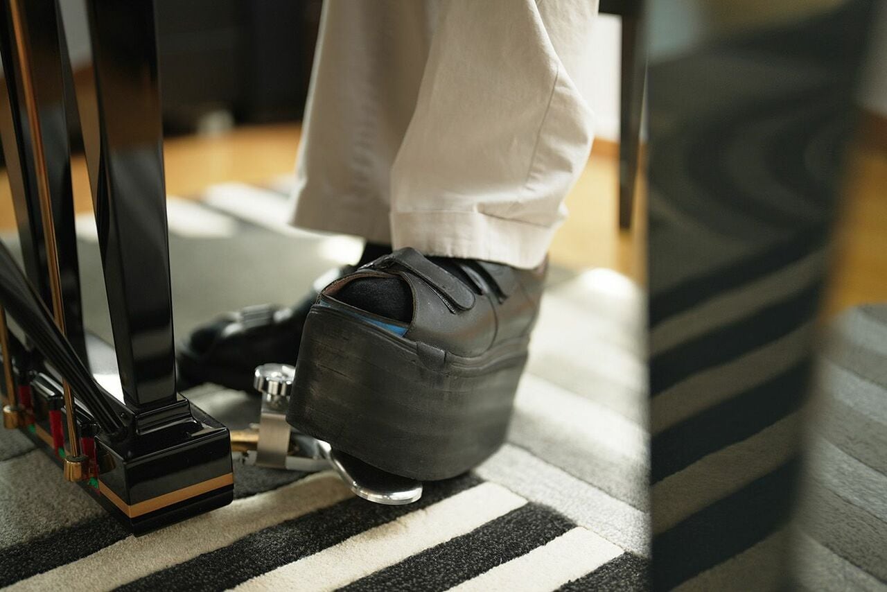 厚底の靴とL字型のペダル　（『ブーニン 天才ピアニストの沈黙と再生』（全国公開中）より　©2026「ブーニン　天才ピアニストの沈黙と再生」製作委員会）