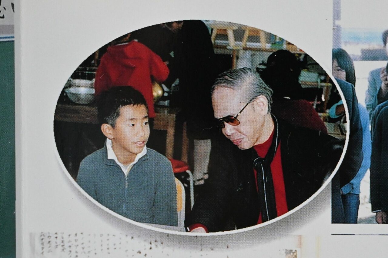 給食でやなせたかしさんの隣になり、「なぜあんパンなのですか」と質問した当時の徳久文彬さん