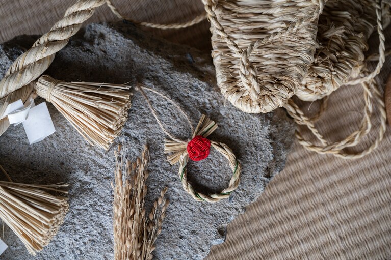 約30分の体験で水引で飾った藁のお守り（中央）が完成。