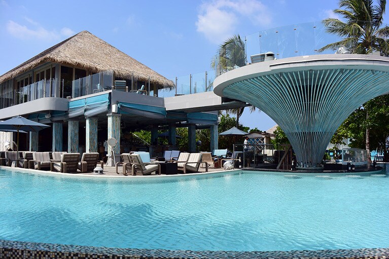 シネマルームやラウンジ、バーが集まった2階建てのビーチクラブバー。プール脇にはDJブースが。