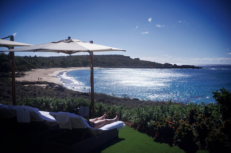 美しく弧を描くフロポエビーチを望む。