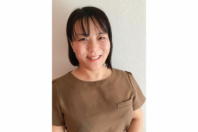 エステティシャンの山崎はるなさん。エステ歴は15年。最近開発した「脳のデトックス」メニューが、ビジネスマンを中心に人気。HP：http://innerbeauty-detox.com/