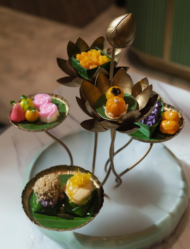 アフタヌーンティーの4品中の1品、タイのお菓子のアソート。